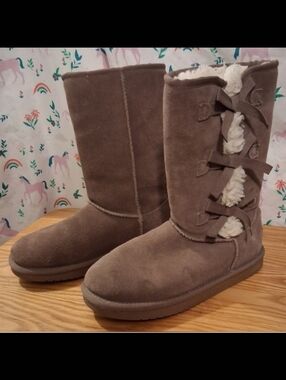 NWOT UGG Koolaburra Victoria Tan Suede & Shearling Winter Snow Bow Boot SZ 5